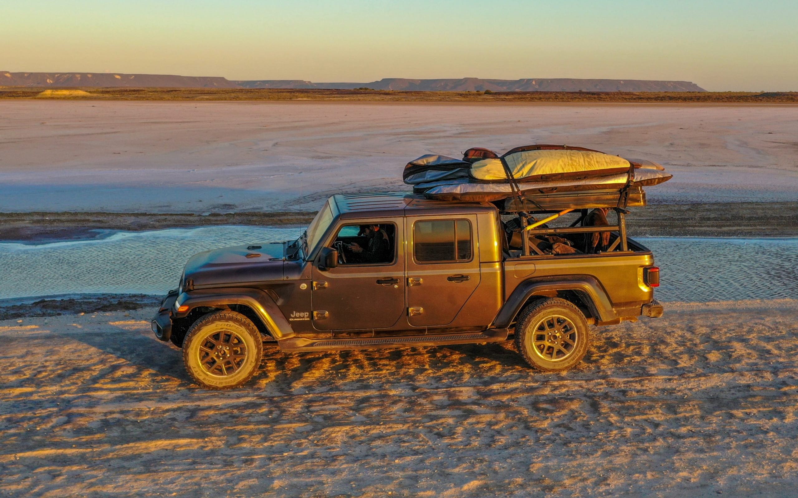 Tent-equipped Jeep Gladiator Baja for unique adventures