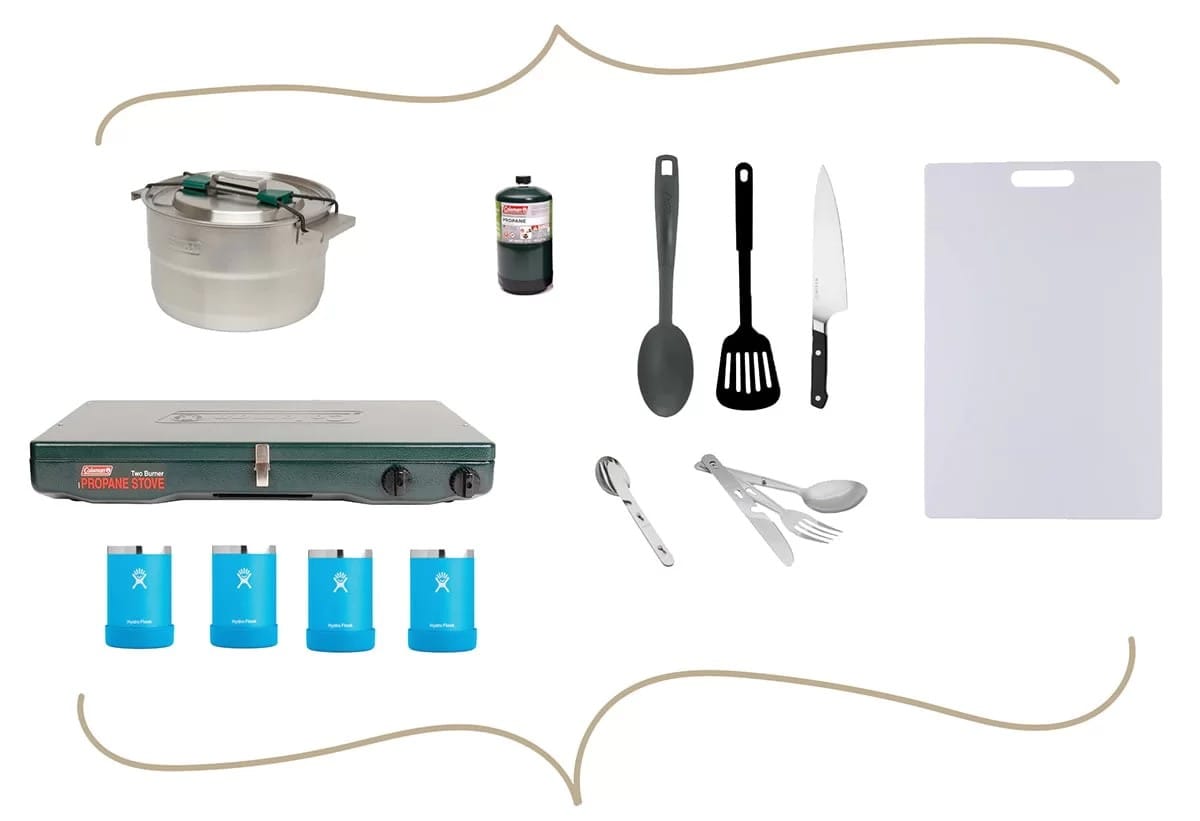 Olla de cocina, estufa portátil, cuchillo, pala, cuchara, tabla de picar y otros utensilios de cocina para acampar.