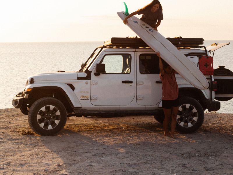 Dos personas disfrutando de una experiencia de overlanding en México.