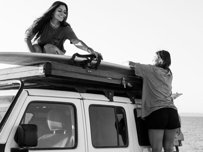 Imagen de dos mujeres con camioneta Jeep 4x4.