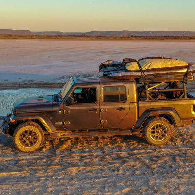 Tent-equipped Jeep Gladiator Baja for unique adventures