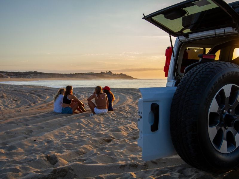 Amigos disfrutando de una experiencia overlanding en Jeep.